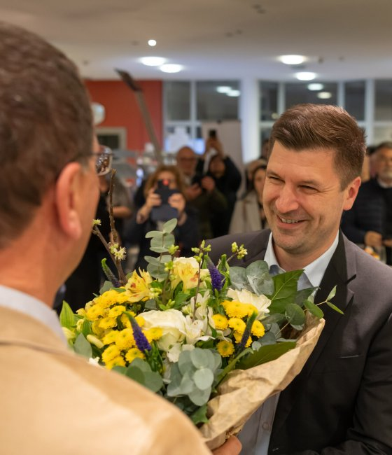 Oberbürgermeister Andreas Haas gratuliert Daniel Liebetruth zur gewonnen Stichwahl